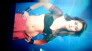 kareena kapoor hot leg show video