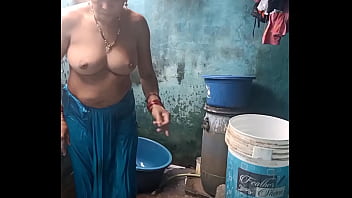 indian aunty mature mom fuck bathing