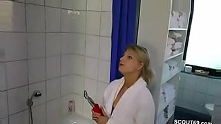 mom fucks daughter s boyfriend in bed when daughter want to toilet
