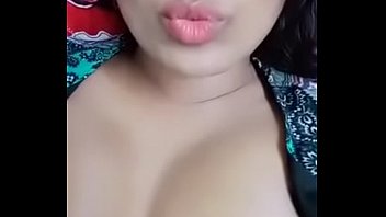 lisa ann showing her huge boobs in public 01