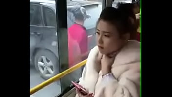 taching boobs ledyi in bus