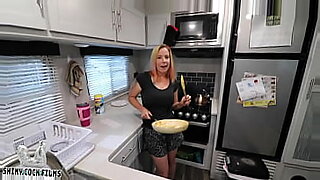 mom share bedroom son kitchen in night 3gp sex video free download