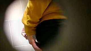 pissing in public toilets girls