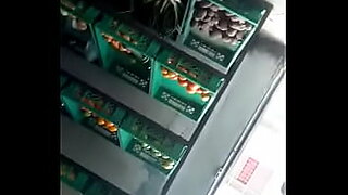 debajo de la falda en el supermercado