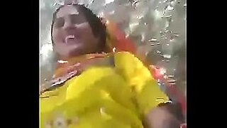 hot pakistan aunty boobs groping in bus